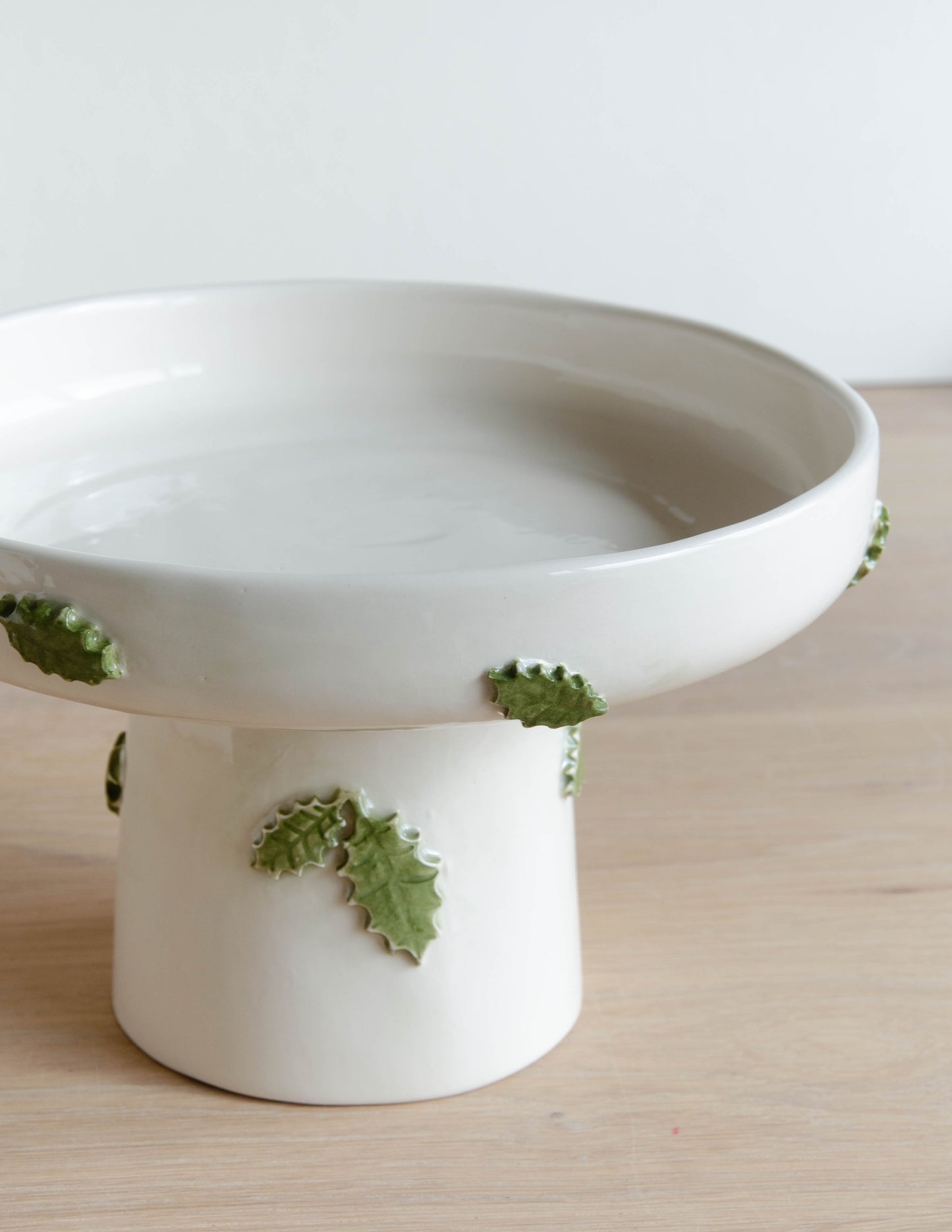 Schaal kerst met hulstbladeren