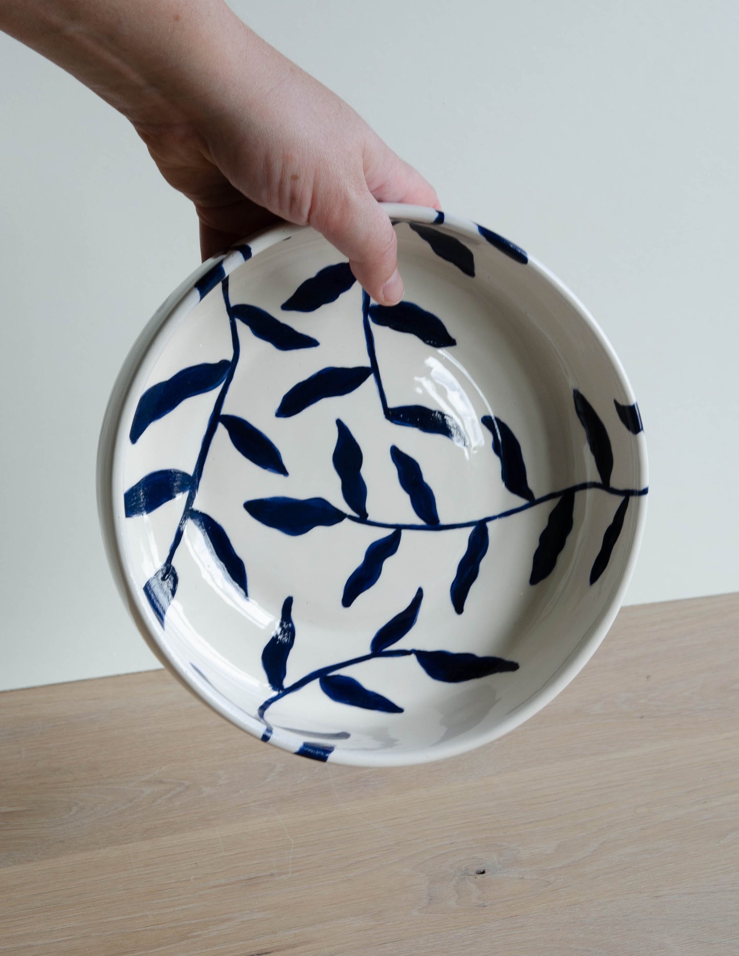 Schaal met blauwe bladeren