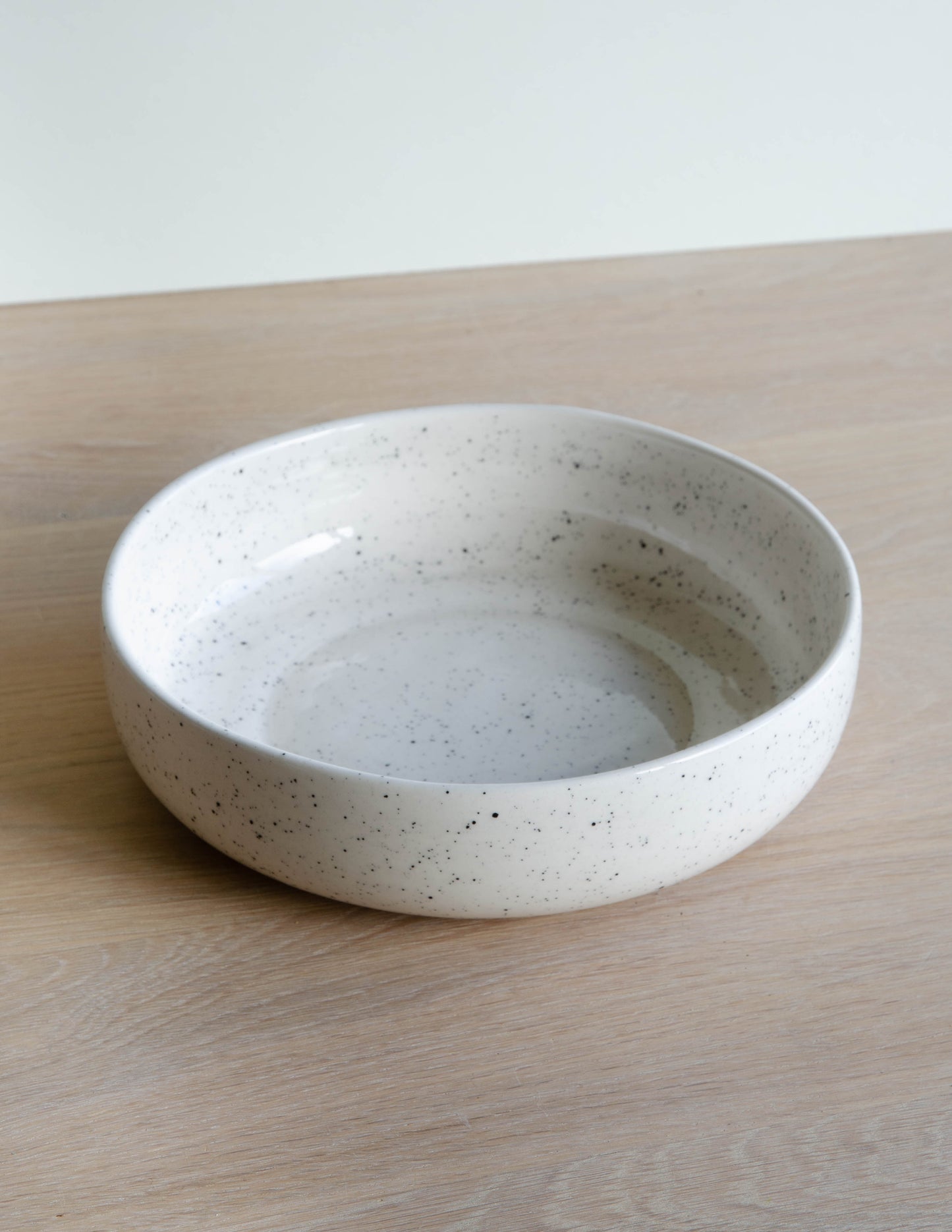 Grote schaal met spikkels