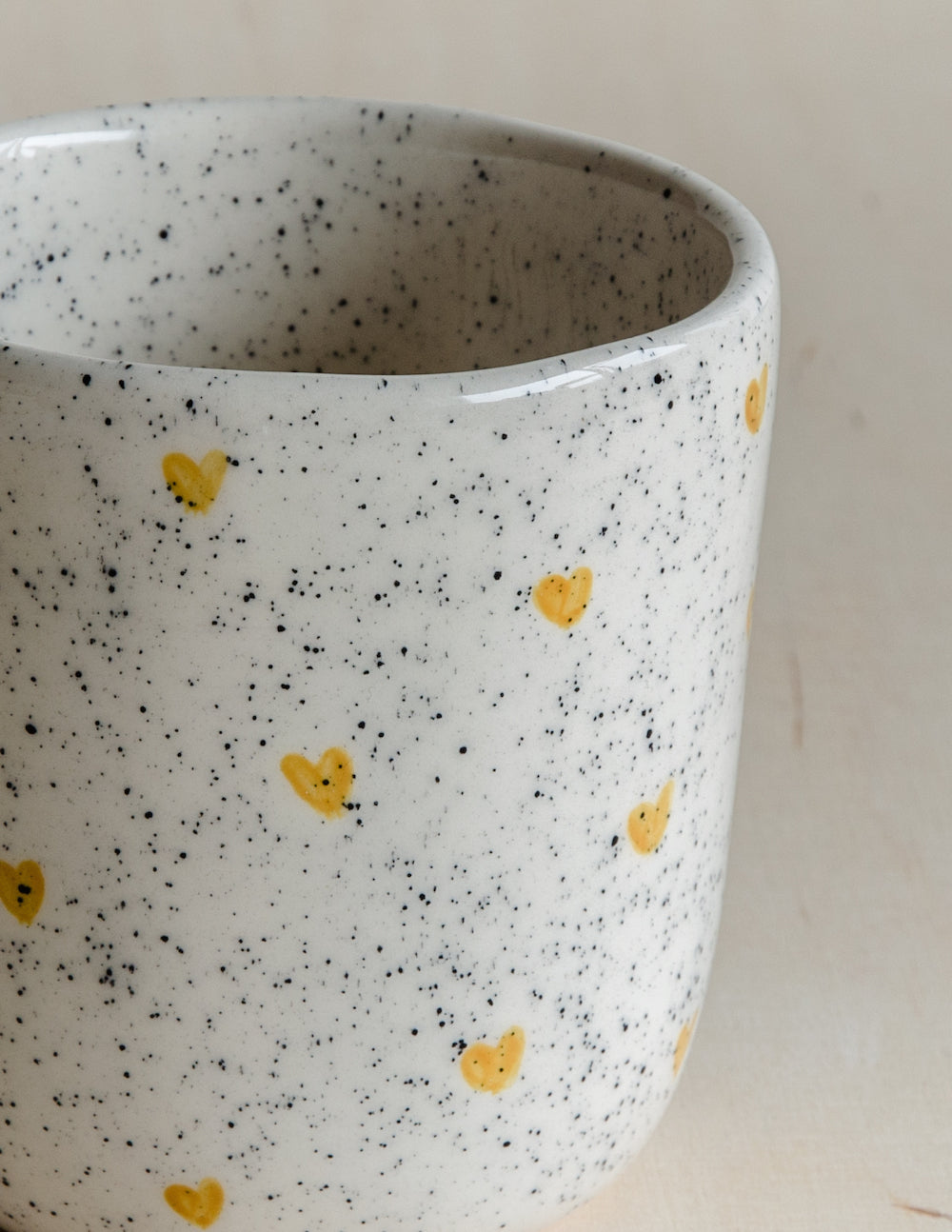 Mok spikkel hartje geel