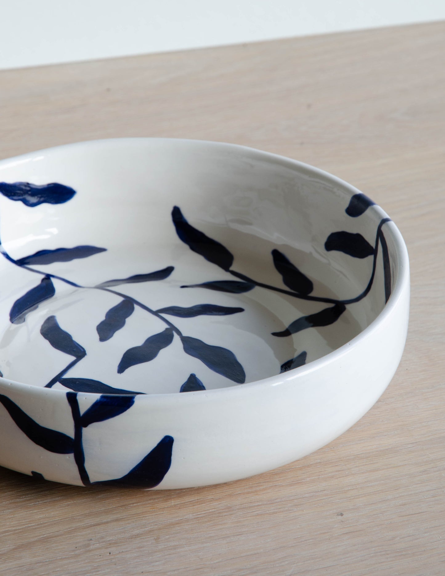 Schaal met blauwe bladeren