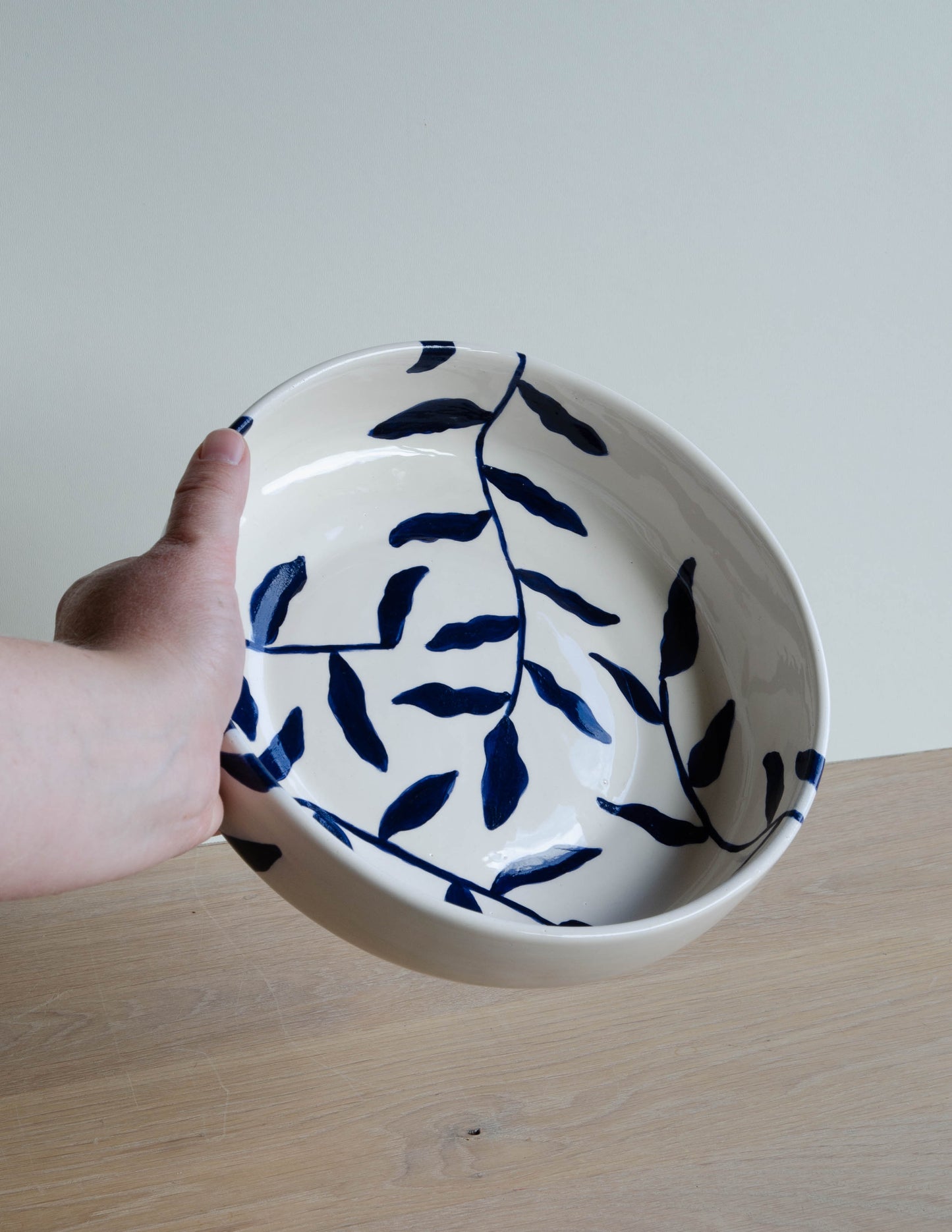 Schaal met blauwe bladeren